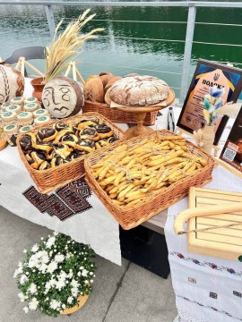 Під час Карпатського економічного форуму начальниця Мирненської селищної ВА відвідала ярмарок крафтової продукції