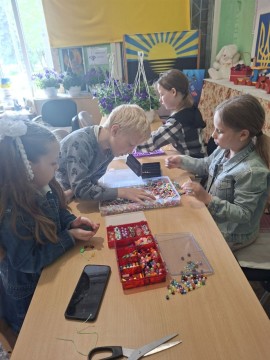 У Центрі підтримки внутрішньо переміщених осіб «Мирне серце Донеччини» проведено захід для дітей з плетіння браслетів