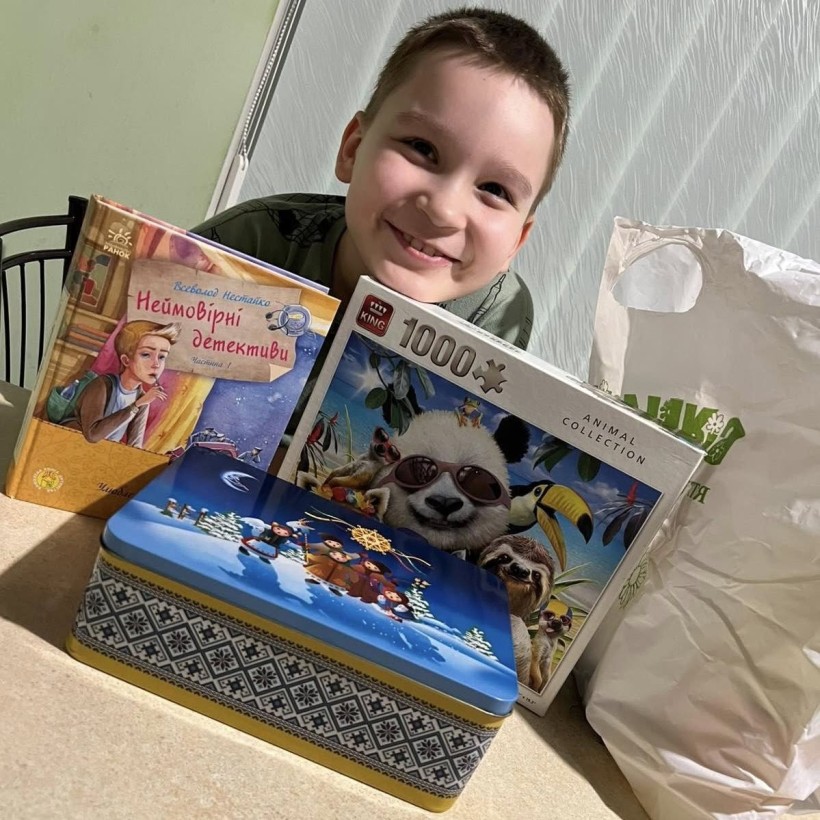 Підтримка, що дарує надію: дитині з родини полоненого передали допомогу та книгу
