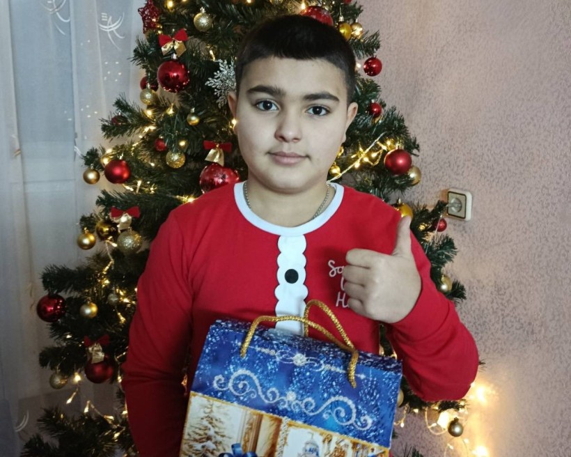 Діти Мирненської громади отримують свої подарунки 17.12