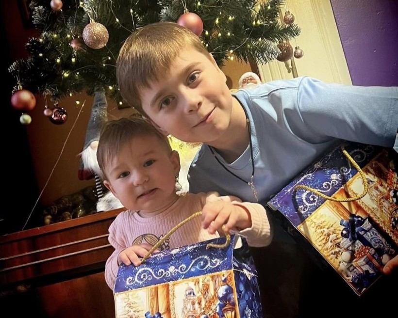 Діти Мирненської громади отримують свої подарунки 17.12