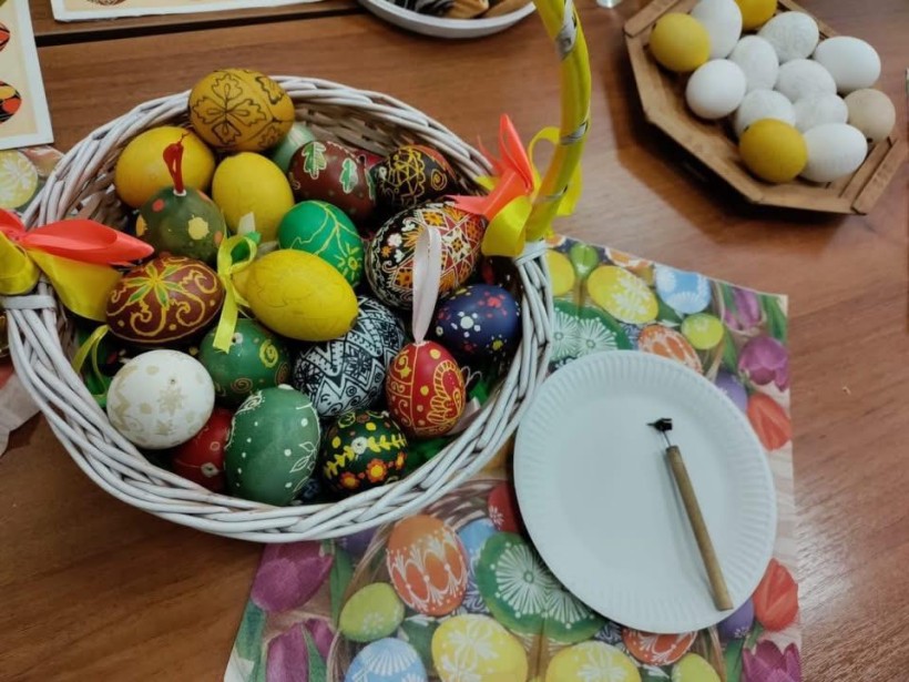 Музейники Донеччини провели захід із розпису писанок для ветеранів та їхніх родин