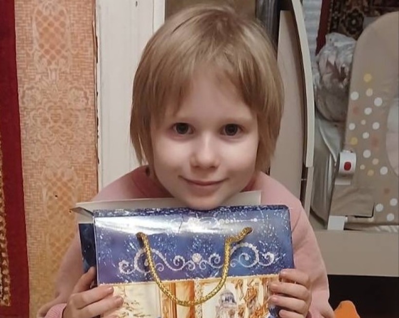 Діти Мирненської громади отримують свої подарунки 18.12