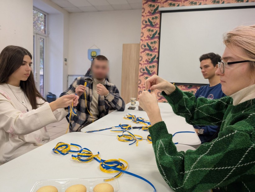 До Дня Гідності та Свободи: у Дніпрі провели майстер-клас «Браслет сили та єдності»