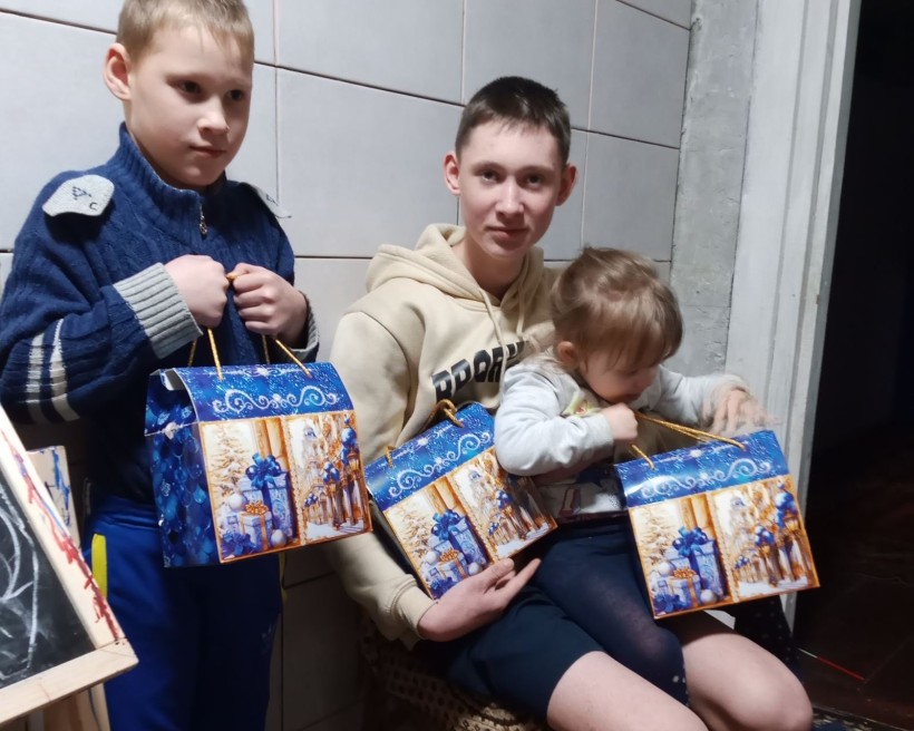Діти Мирненської громади отримують свої подарунки 19.12