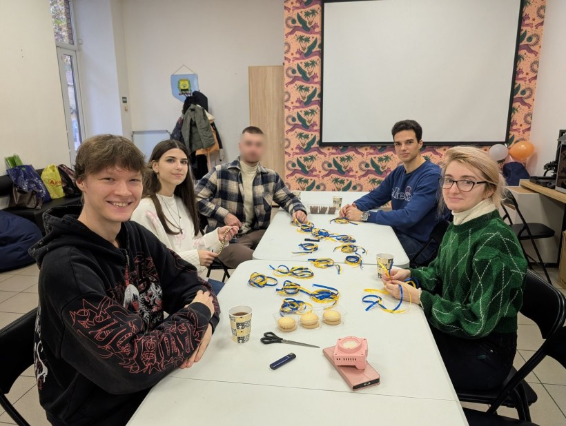 До Дня Гідності та Свободи: у Дніпрі провели майстер-клас «Браслет сили та єдності»