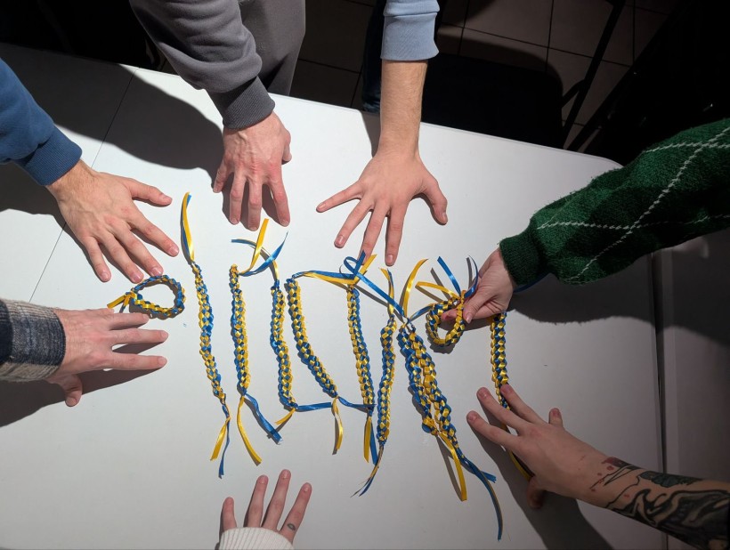 До Дня Гідності та Свободи: у Дніпрі провели майстер-клас «Браслет сили та єдності»