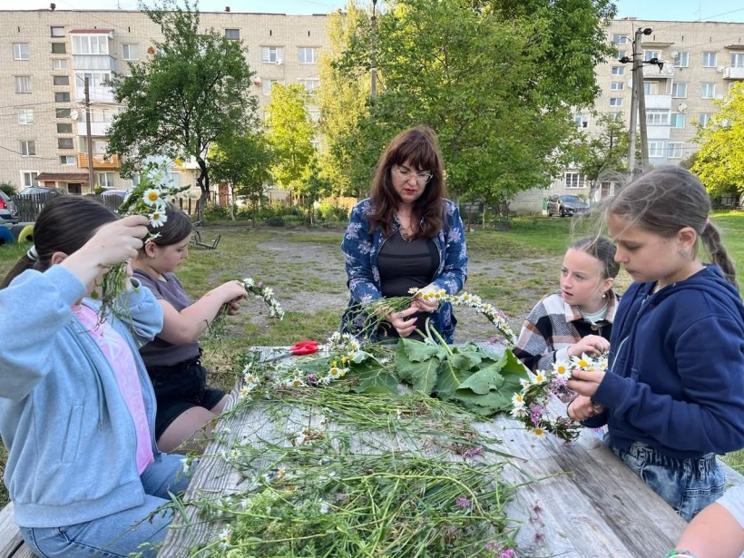 Майстер‑клас до Зелених свят: віночки з квітів