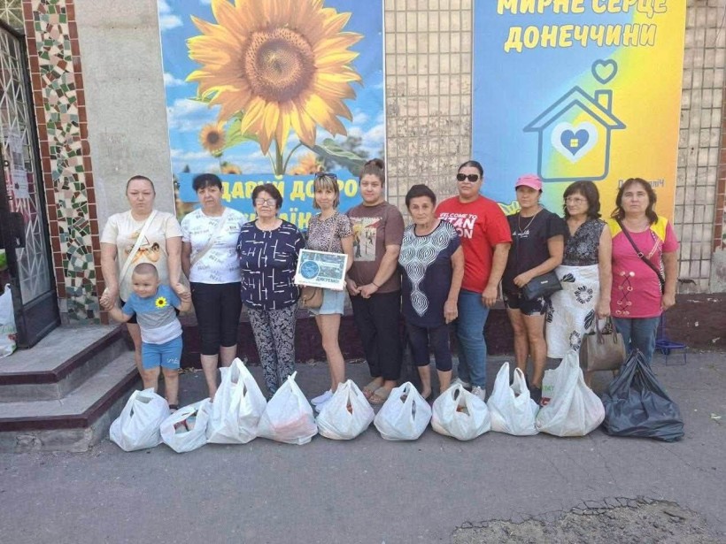 На базі Центру підтримки ВПО «Мирне серце Донеччини» у місті П’ятихатки організовано чергову видачу гуманітарної допомоги