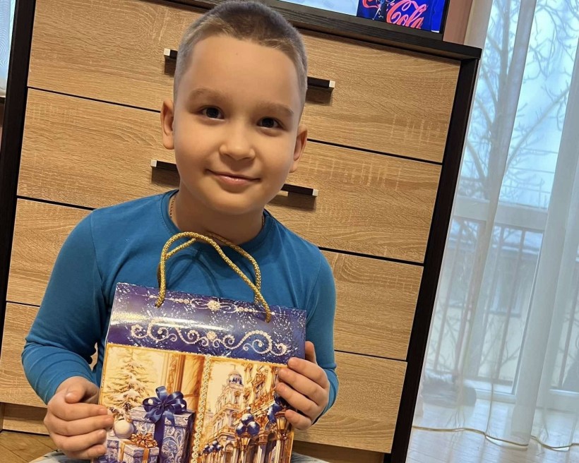 Діти Мирненської громади отримують свої подарунки 17.12