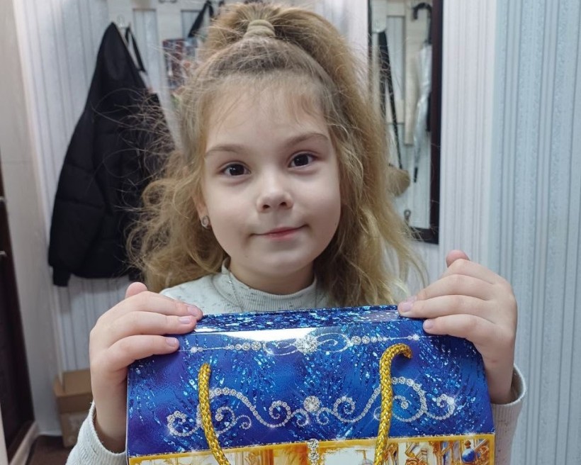 Діти Мирненської громади отримують свої подарунки 19.12