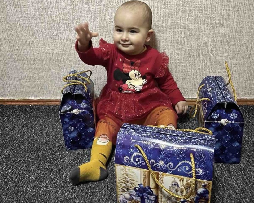 Діти Мирненської громади отримують свої подарунки 16.12