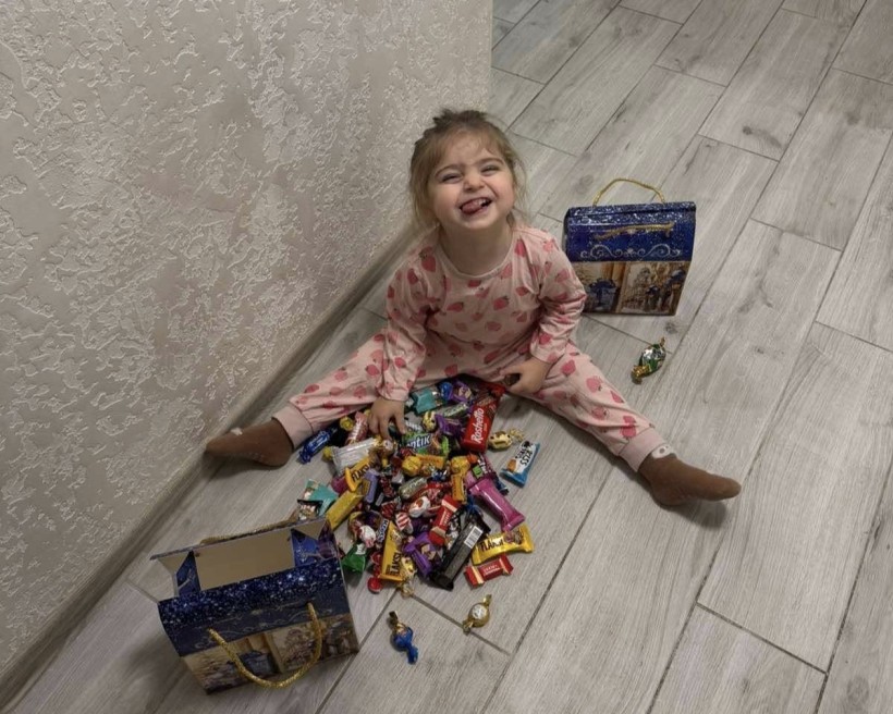 Діти Мирненської громади отримують свої подарунки