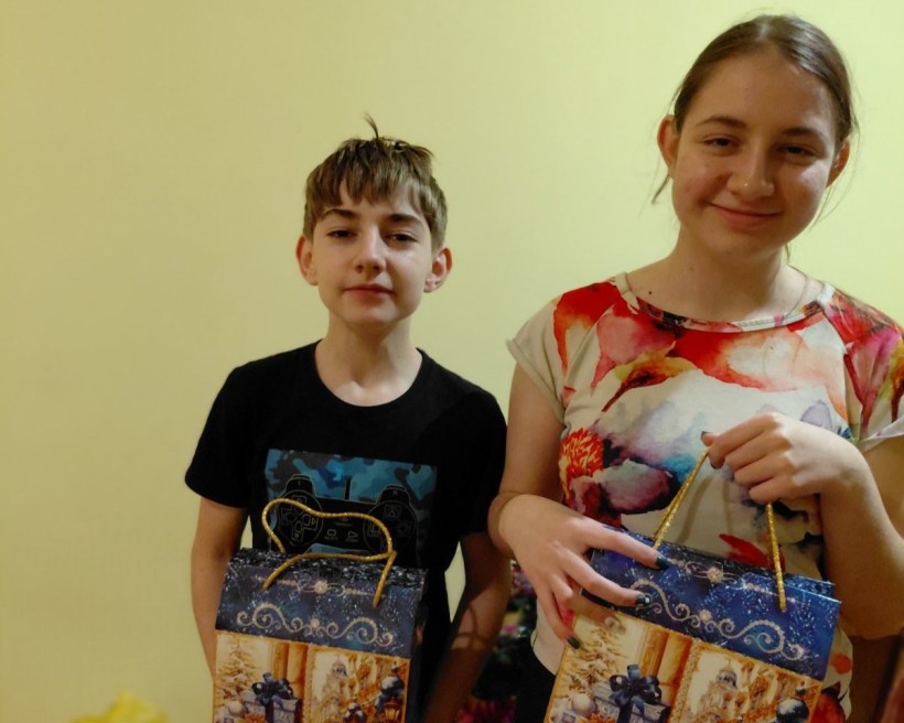 Діти Мирненської громади отримують свої подарунки 02.01