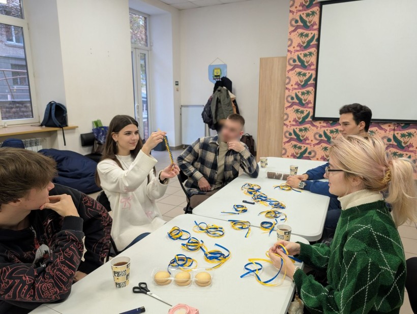 До Дня Гідності та Свободи: у Дніпрі провели майстер-клас «Браслет сили та єдності»