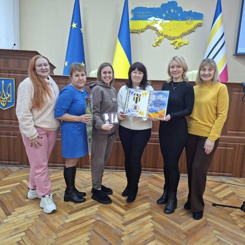 Працівницю відділу освіти Марину Бідну відзначено «За патріотизм і відданість»: у П’ятихатках вшанували військових і волонтерів