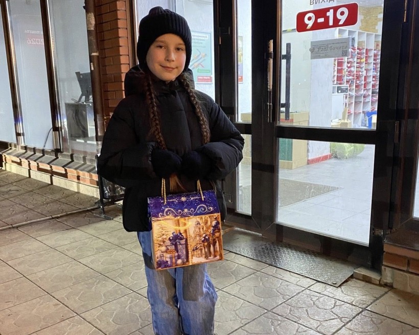 Діти Мирненської громади отримують свої подарунки 16.12