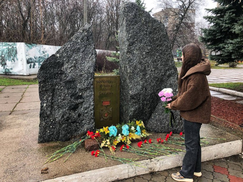 Покладання квітів до памʼятного знаку жертвам Чорнобильської трагедії