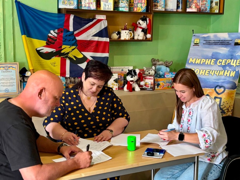 Британські партнери відвідали Центр підтримки ВПО «Мирне серце Донеччини»: підписано меморандум про співпрацю