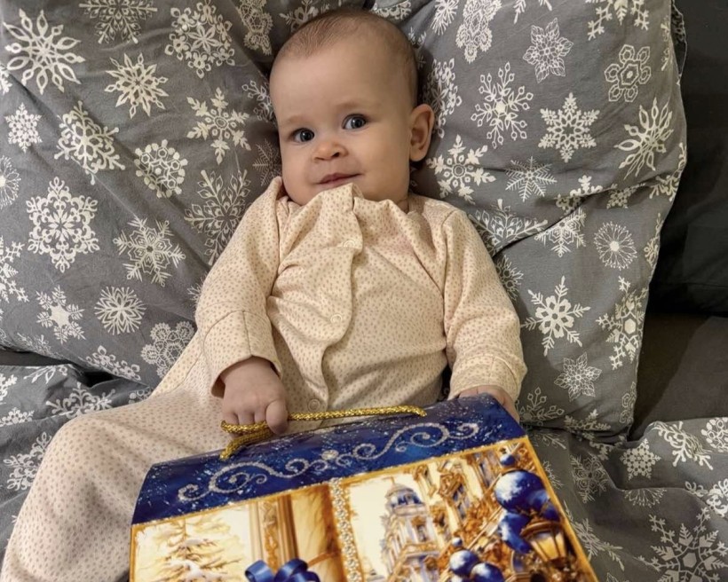 Діти Мирненської громади отримують свої подарунки 19.12