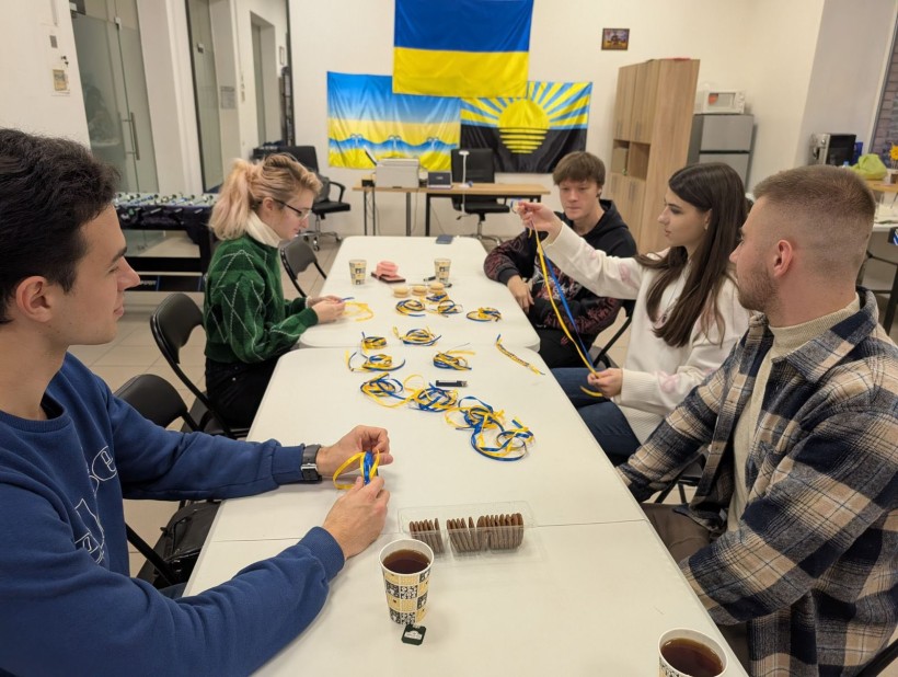 До Дня Гідності та Свободи: у Дніпрі провели майстер-клас «Браслет сили та єдності»