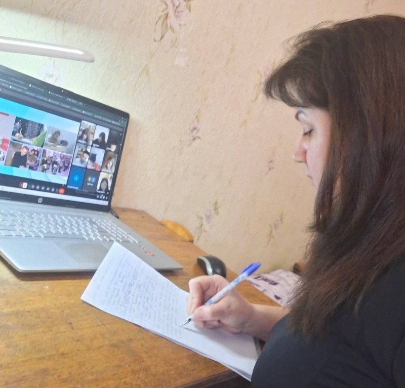 Працівники Мирненської селищної військової адміністрації долучилися до написання Радіодиктанту національної єдності