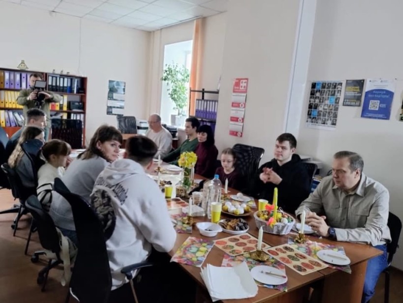 Музейники Донеччини провели захід із розпису писанок для ветеранів та їхніх родин