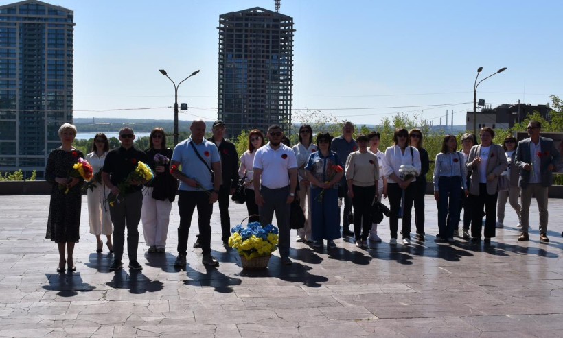 Вшанування загиблих покладанням квітів до Меморіалу Вічної Слави.