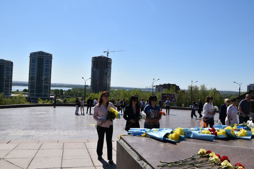 Вшанування загиблих покладанням квітів до Меморіалу Вічної Слави.