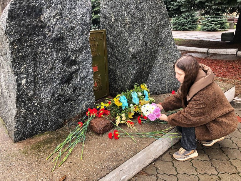 Покладання квітів до памʼятного знаку жертвам Чорнобильської трагедії